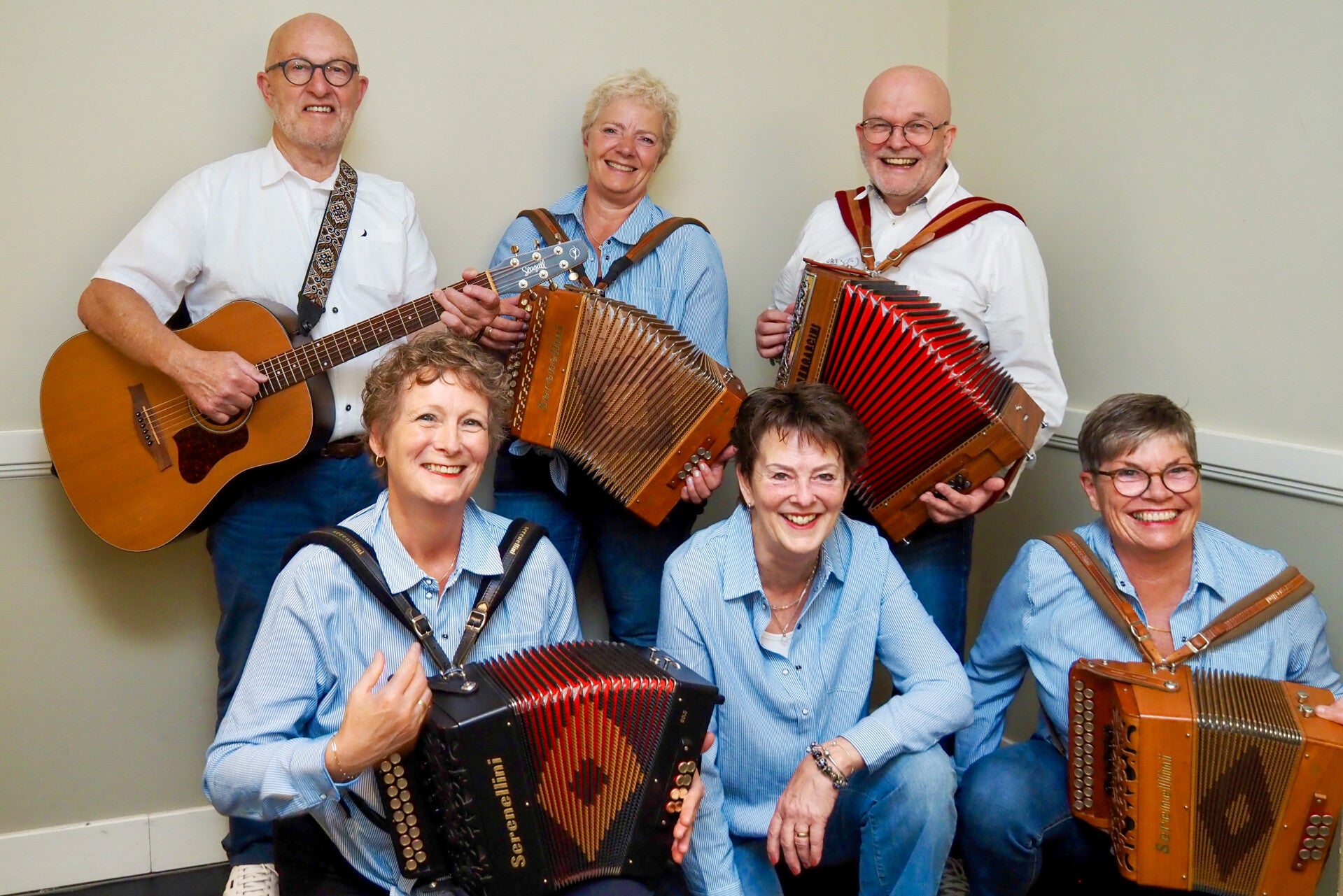 De muzikanten van Klein Comité met Ineke, de geluidstechnicus
