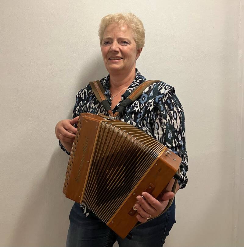 Folina Boonstra, trekzakspeelster en zangeres van Klein Comité Klein Comité