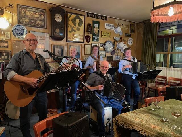 Een gezellige avond in cafe Marktzicht te Drachten waar Klein Comité optrad