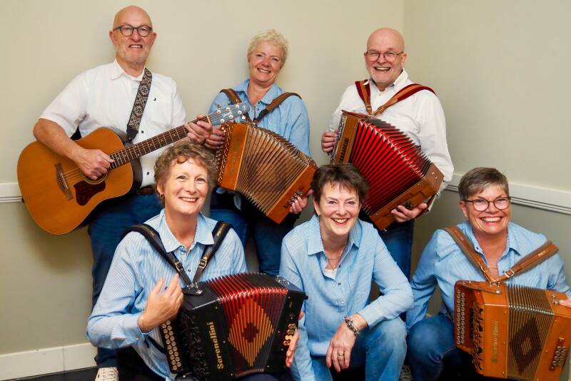 De leden van Klein Comité, muzikanten en geluidstechnicus