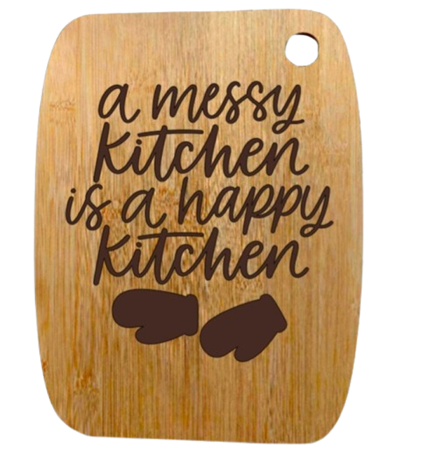 "a messy kitchen is a happy kitchen" - Bamboo snijplank