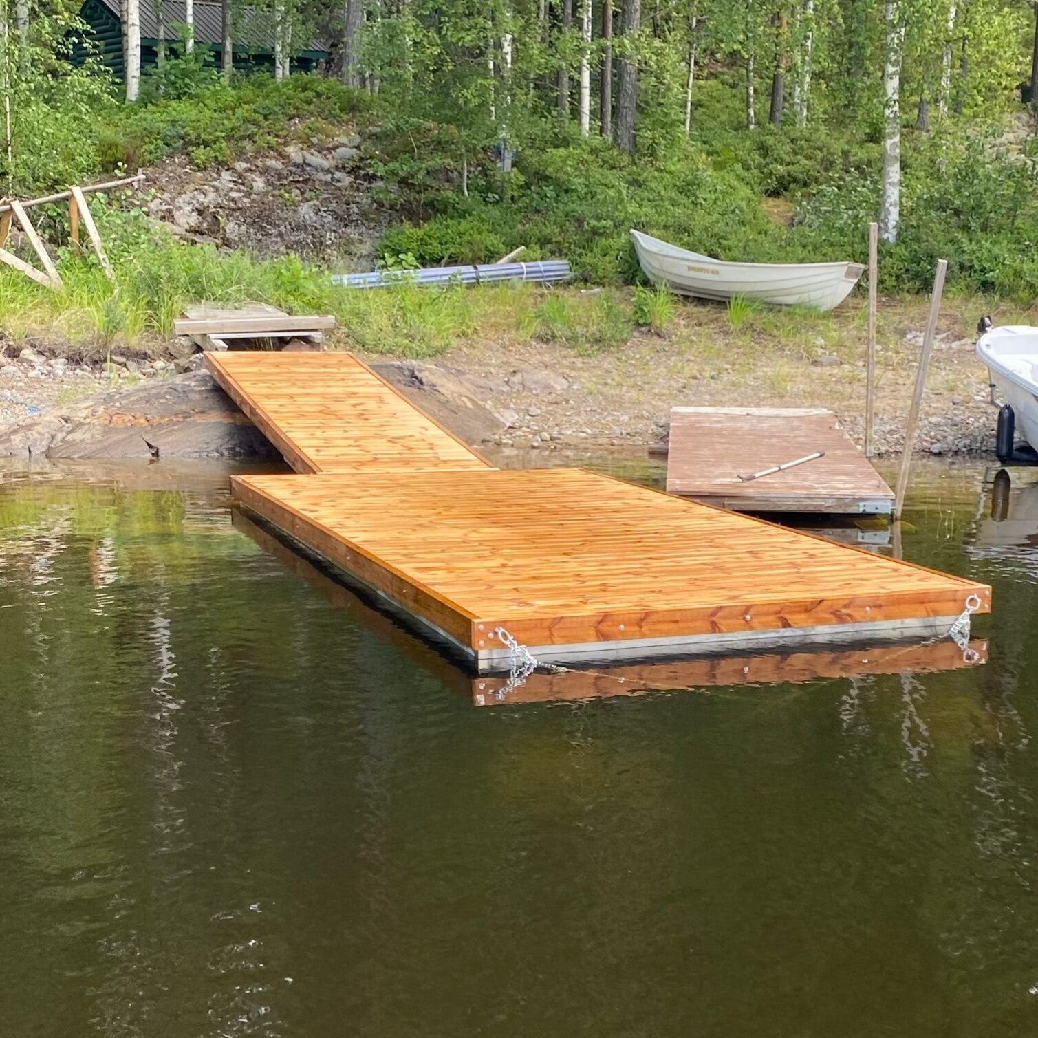 Kestävät laatta­ponttooni­laiturit kaikkiin rantakohteisiin