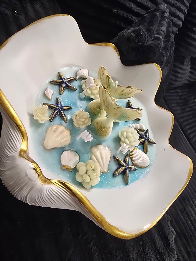 Vela en forma de concha con caracoles naturales y colas de Mirena con una fragancia exquisita  