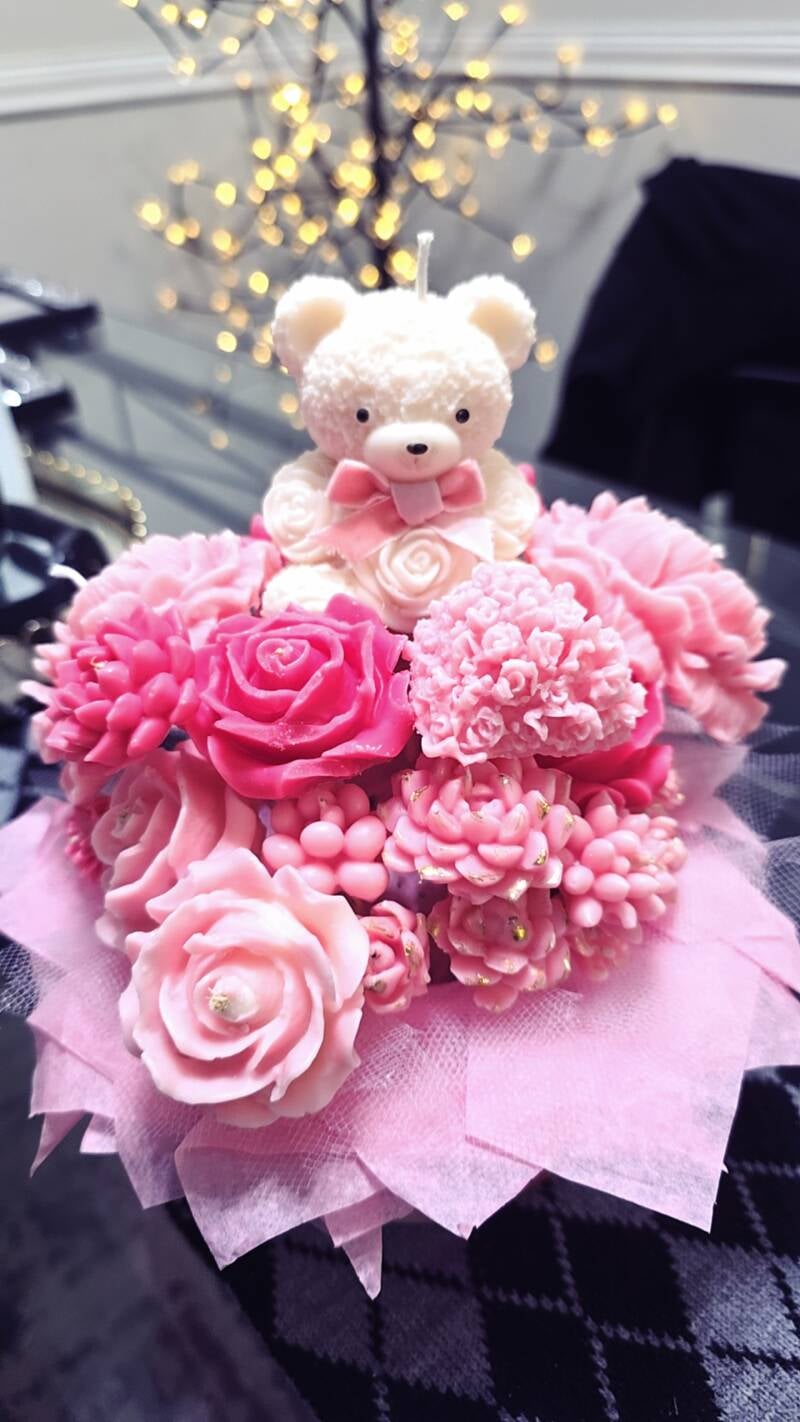 ✨🌹 Vela Bouquet de Rosas Artesanal 🌹✨ Hecha a mano con amor 💕 Perfecta para regalar en cumpleaños, aniversarios o sorprender a alguien especial. 🕯️ Decorativa y aromática 🎁 Lista para regalar 💖 Diseño elegante y delicado ¡Haz tu pedido hoy y regala 