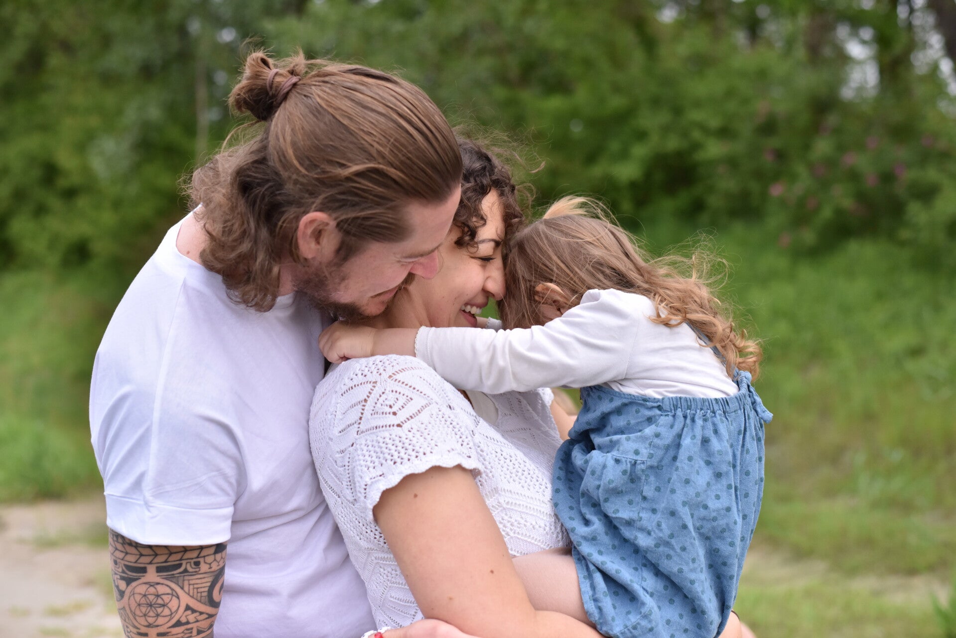 Familie umarmt sich