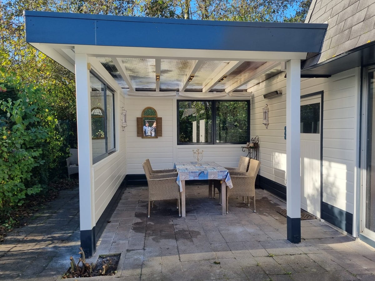 Dezelfde overkapping na het schilderen