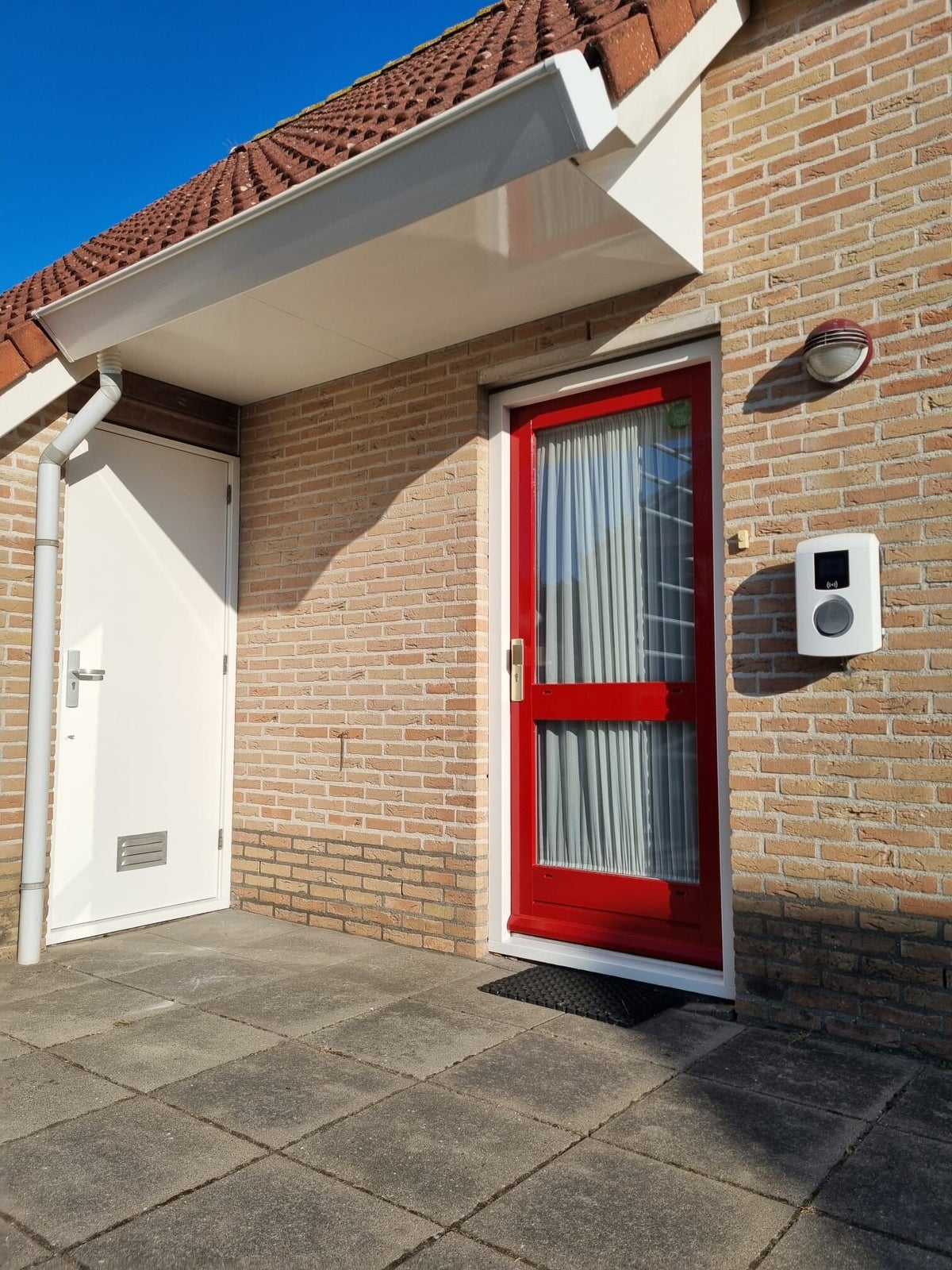 Voordeur strak rood gelakt
