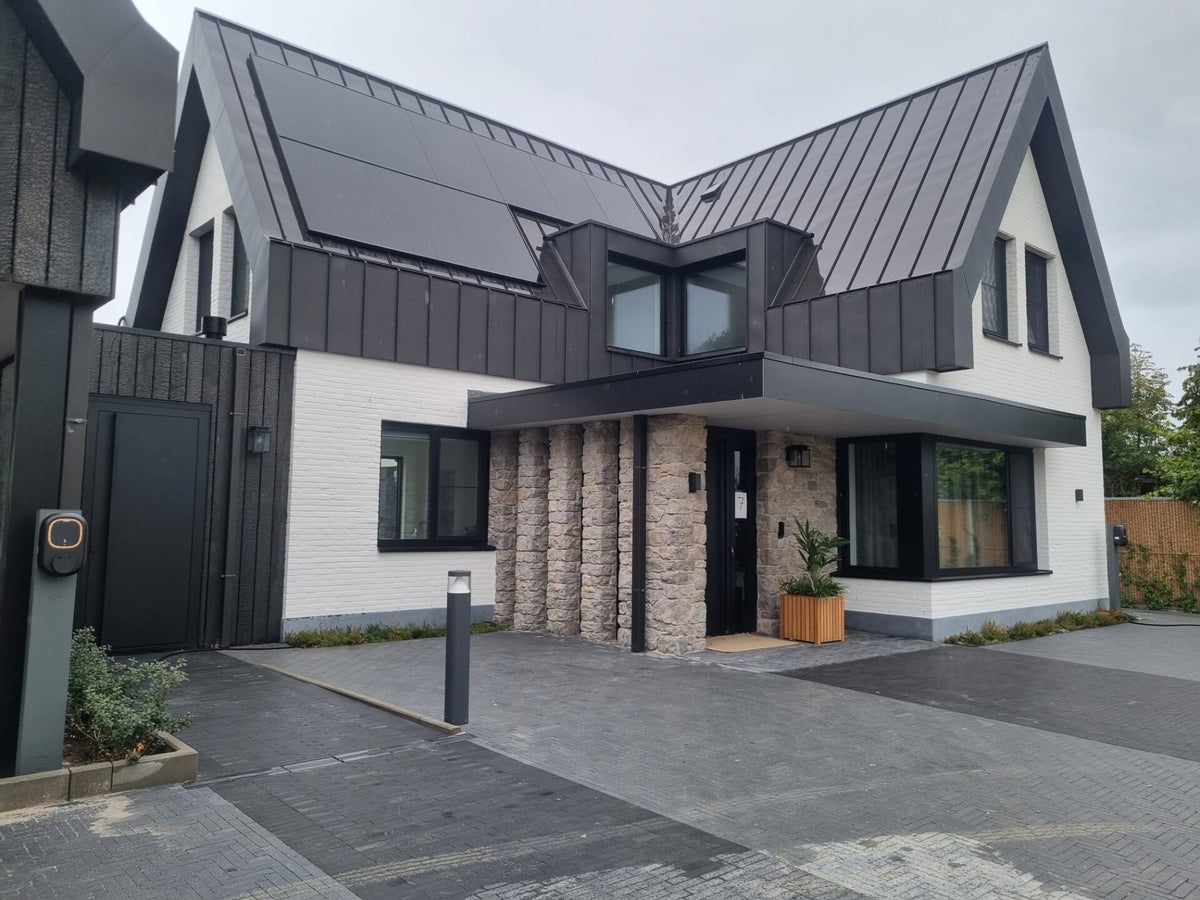 Villa in Breskens na het schilderen met witte silicaatverf