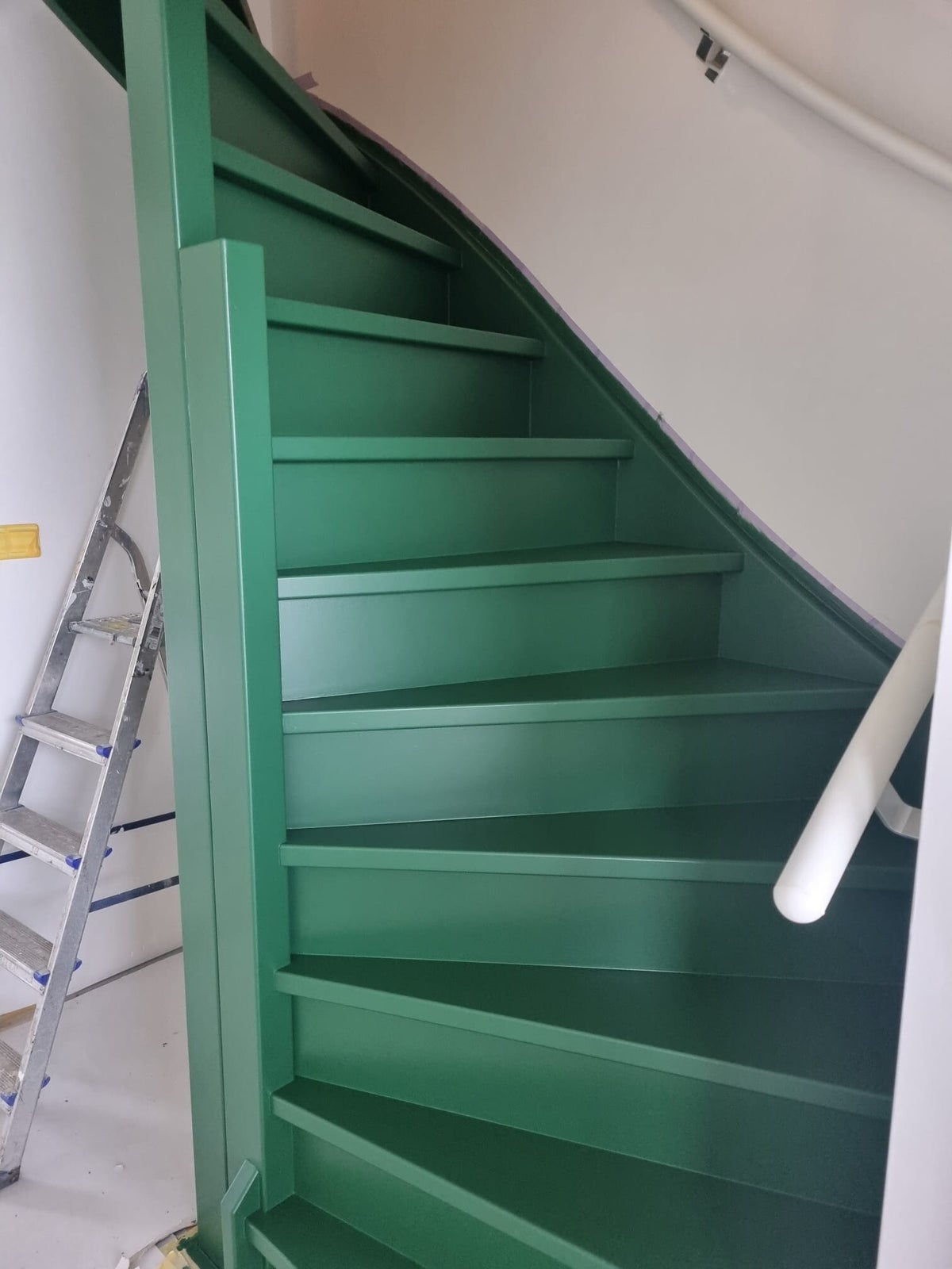De trap klaar, strak in mat groen gelakt