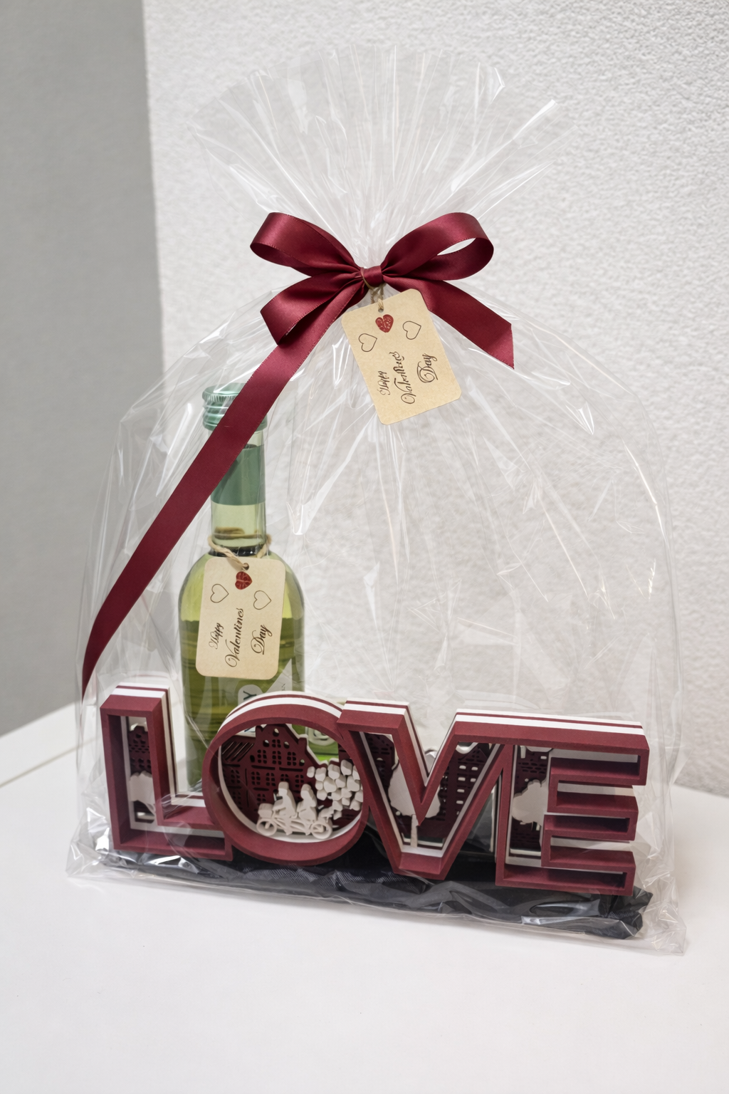 Dekoratives Geschenkset "LOVE" mit Weißwein