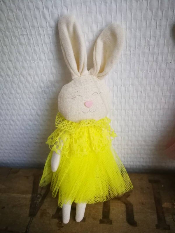Geel stoffen konijntje