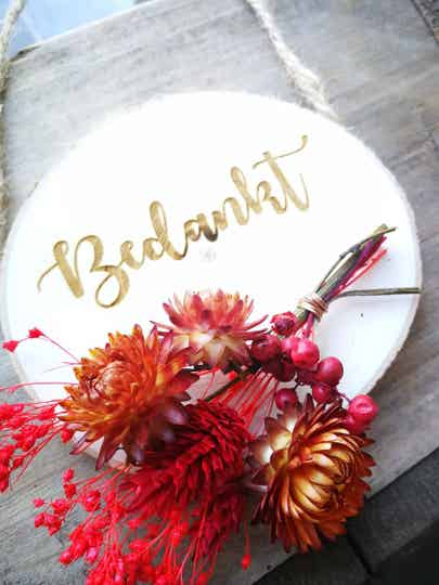 Gegraveerde boomschijf met droogbloemen