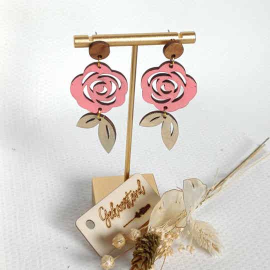 Houten roosjes oorstekers in zachte pastelkleuren