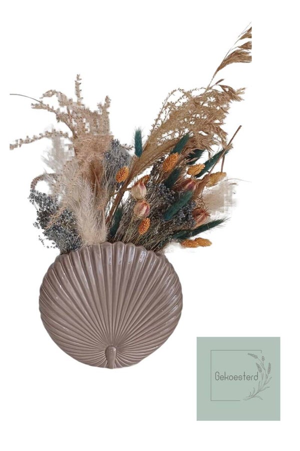 Boho stijl vaas gevuld met droogbloemen