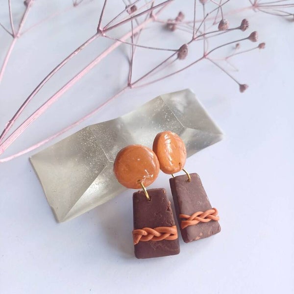 Bruin en oranje oorstekers uit klei