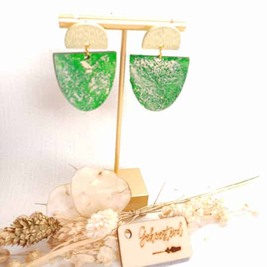 Oorbellen met houten hanger in groen