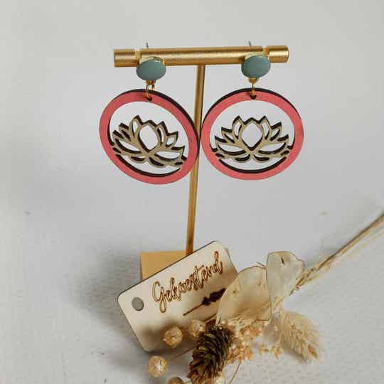 Pastelkleurige oorbel lotusbloem