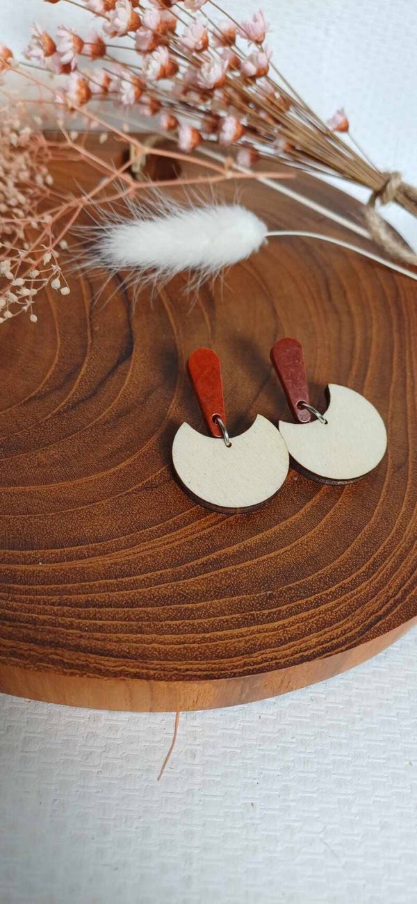Cognac kleurige oorstekers met hout