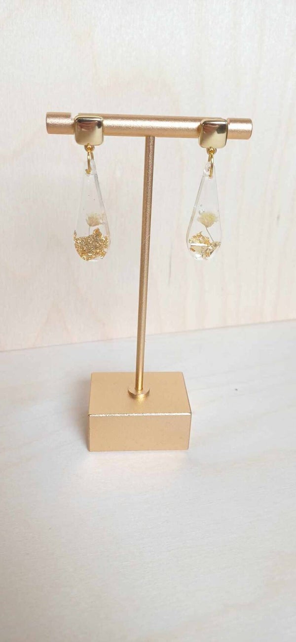 Druppel oorbel met witte bloem