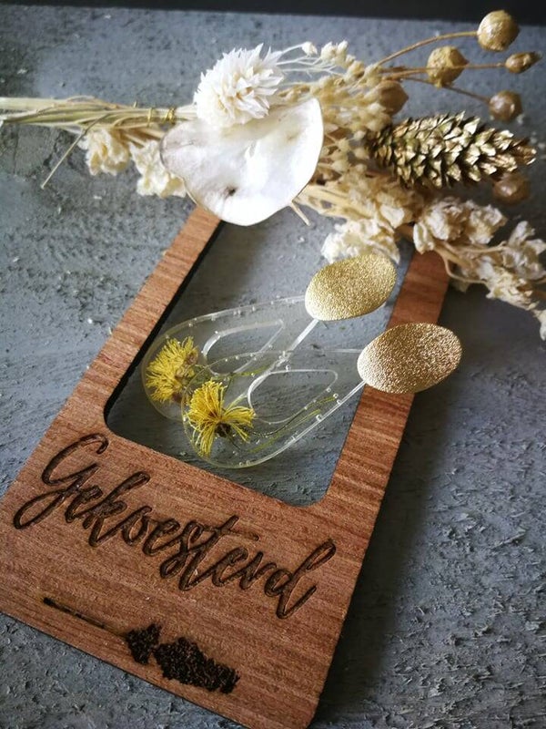 Druppelvormige oorstekers in goudkleur met droogbloemen