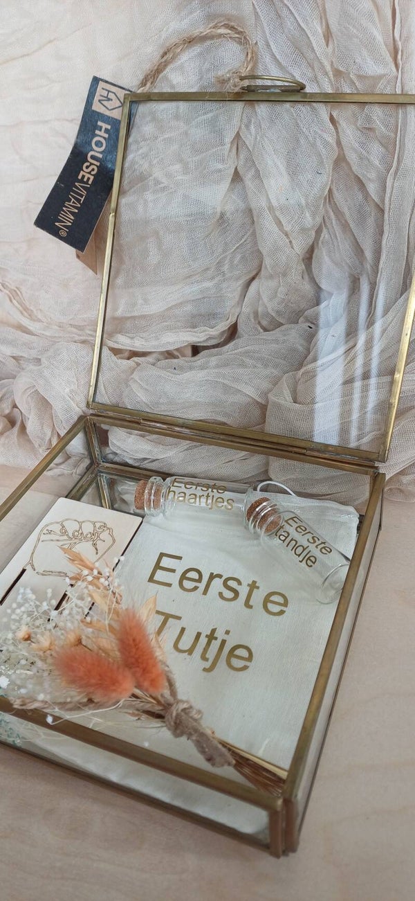 Geboorte kist met eerste tutje haartjes en tandje