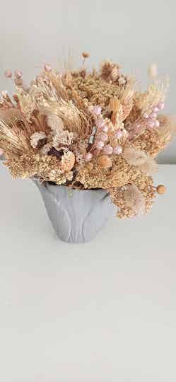 Gevulde bloempot met romantische droogbloemen