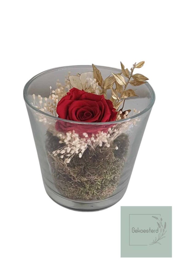 Gevulde glazen vaas met droogbloemen