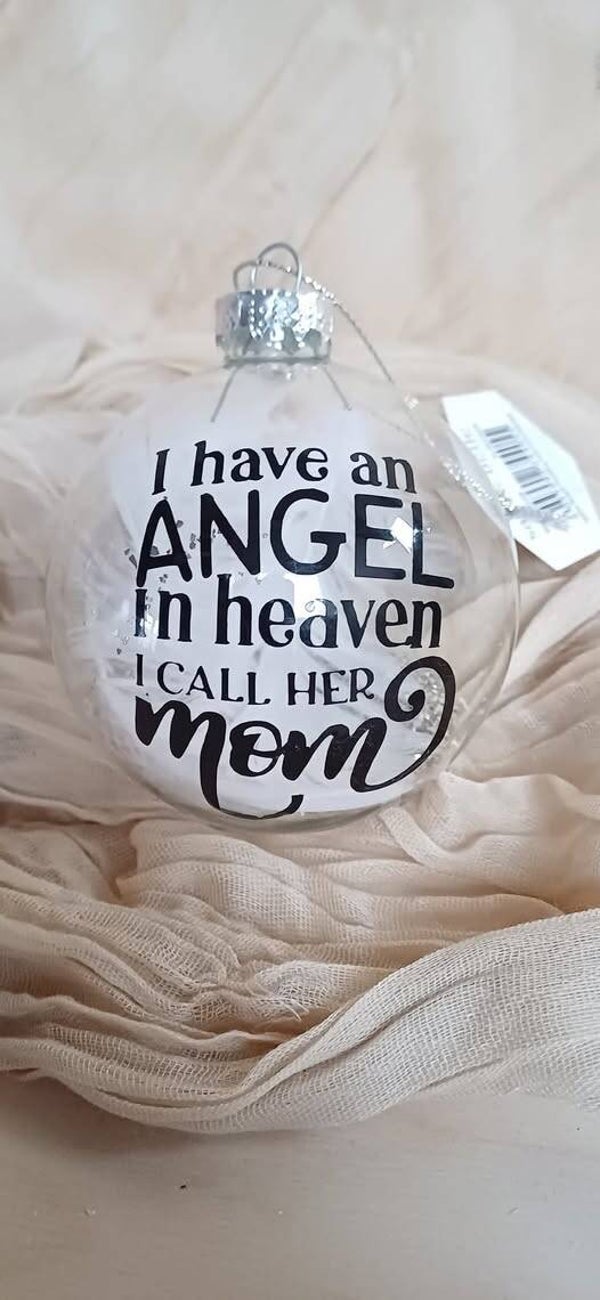 Kerstbal met veertjes en tekst - dierbare in de hemel