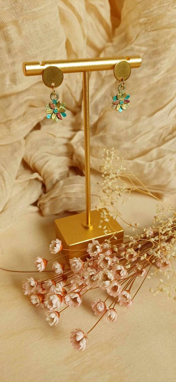 Gold earring with sweet flower