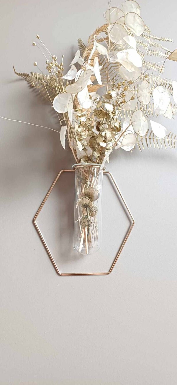 Muurvaas hexagon goudkleurig met droogbloemen