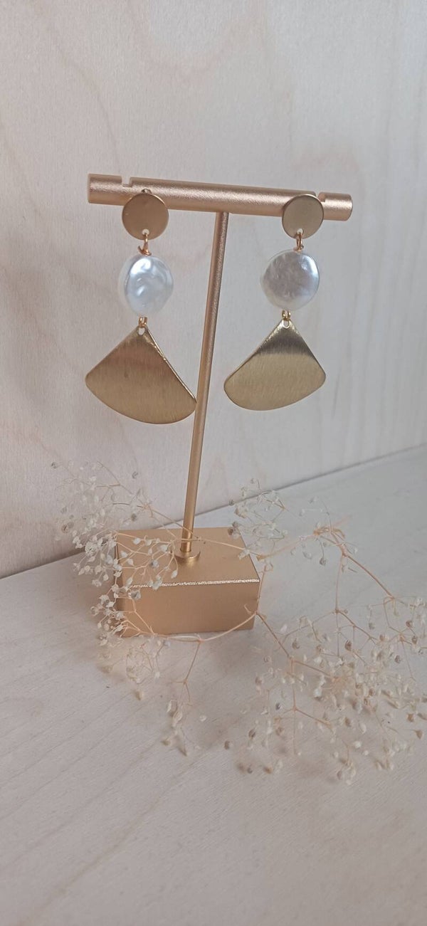 Goudkleurige hangers met witte parel