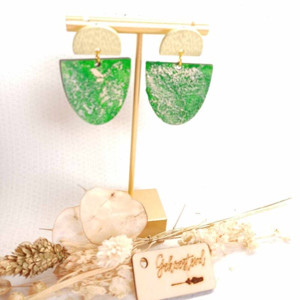 Oorbellen met houten hanger in groen