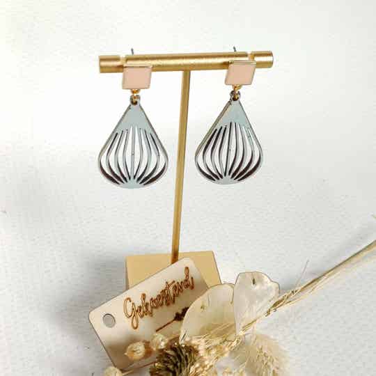 Pastel grijsgroene waaier oorbel