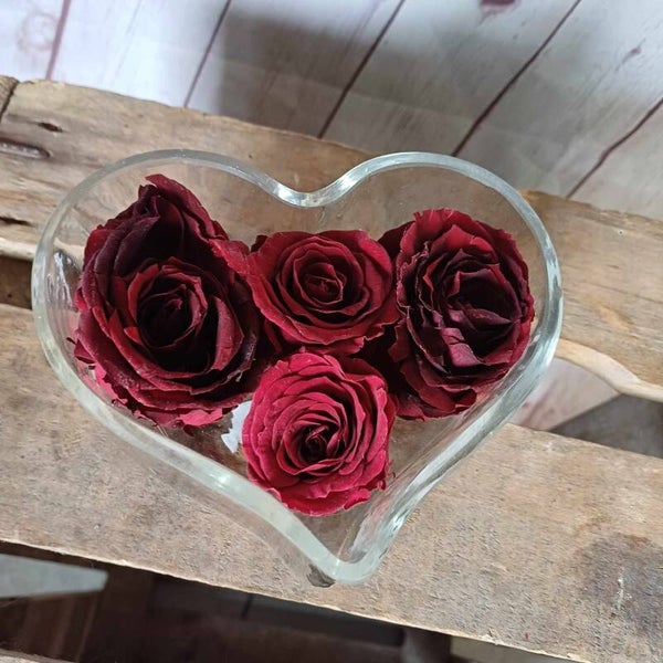 Hart vaas gevuld met rode rozen