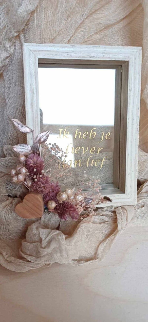 Fotokader met tekst en droogbloemen