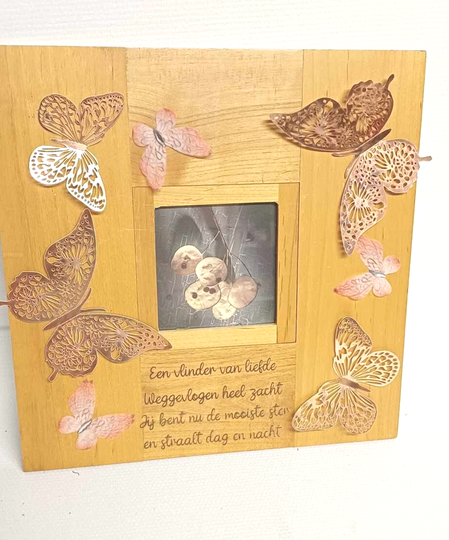 Houten vlinder kader met tekst ter nagedachtenis dierbare