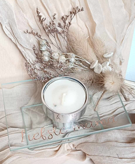 Theelicht voorzien van droogbloemen en tekts
