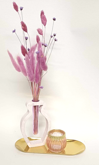 Paarse gevulde vaas op schotel