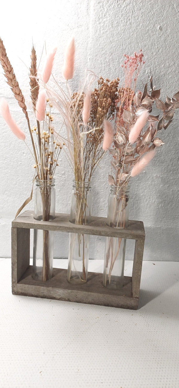 Trio in roze gevulde vaasjes met droogbloemen