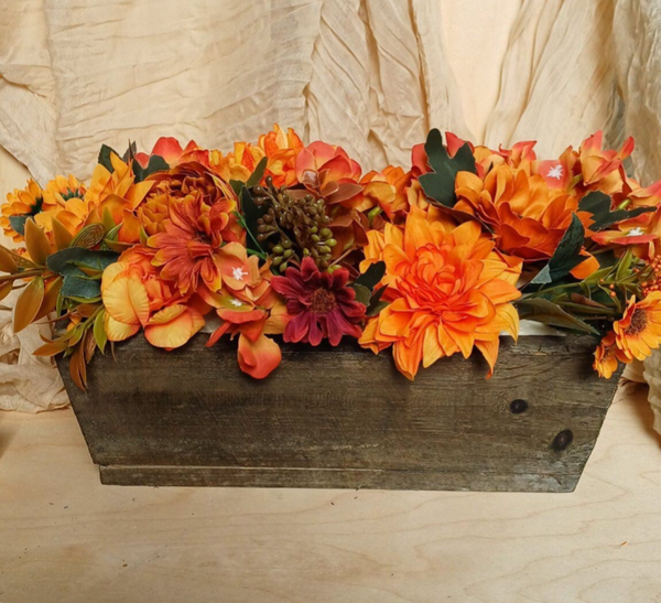 Vrolijk bloemstuk in zijdebloemen