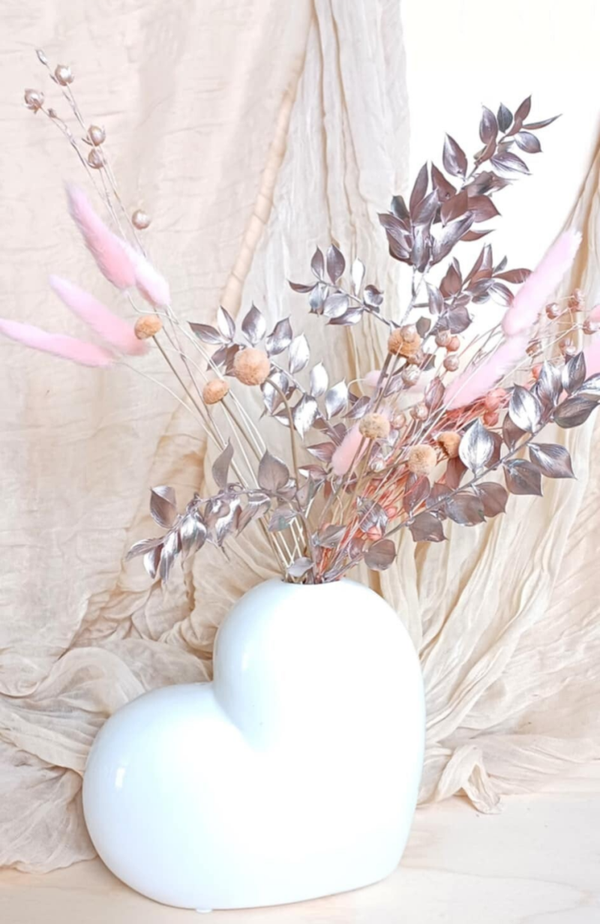Hartvormige vaas met roze droogbloemen