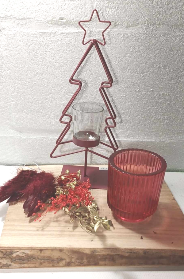 Sfeervolle kerstschotel decoratie in rood