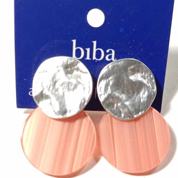 Peach kleurige ronde oorbel Biba