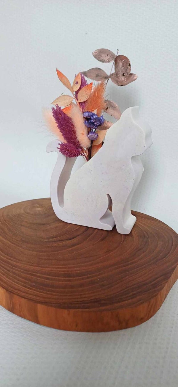 Kattenvaas gevuld met bloemen