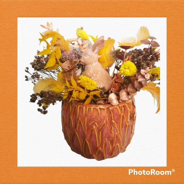 Kleurrijk paasbloemstuk paasdecoratie
