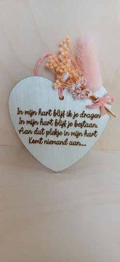 Houten koesterhart met droogbloemen