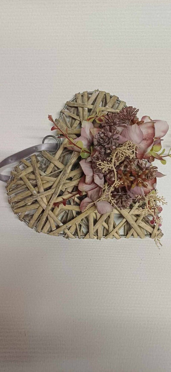 Hart met kunstbloemen