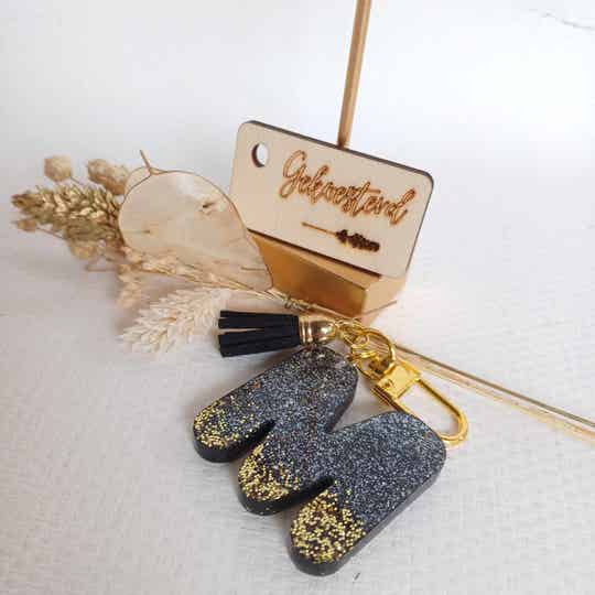 Letter sleutelhanger in hars glitter