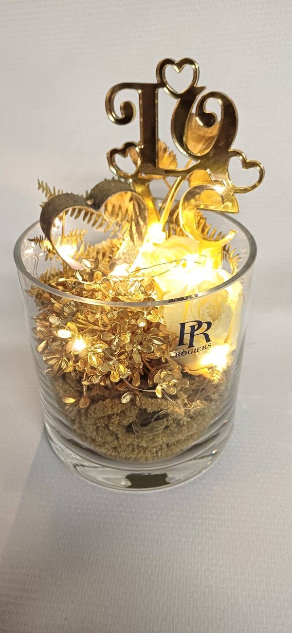 Liefde bloemstuk met lichtjes