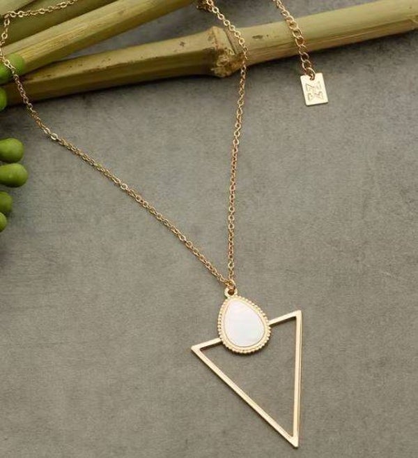 Minimalistische ketting met driehoek hanger goudkleur